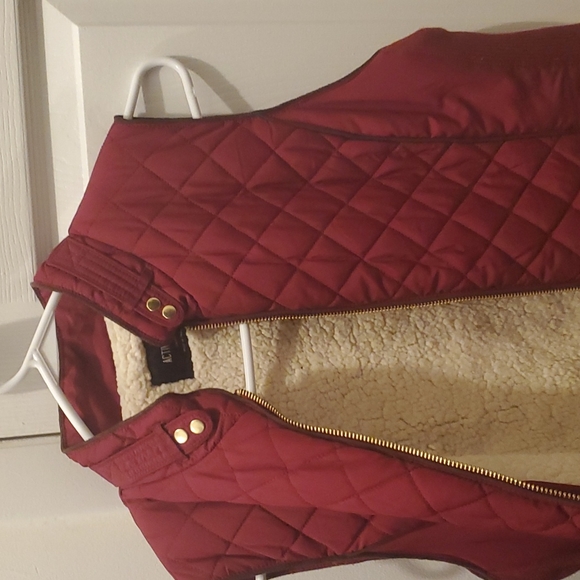 Cranberry colored Active USA Vest size small - Picture 2 of 2